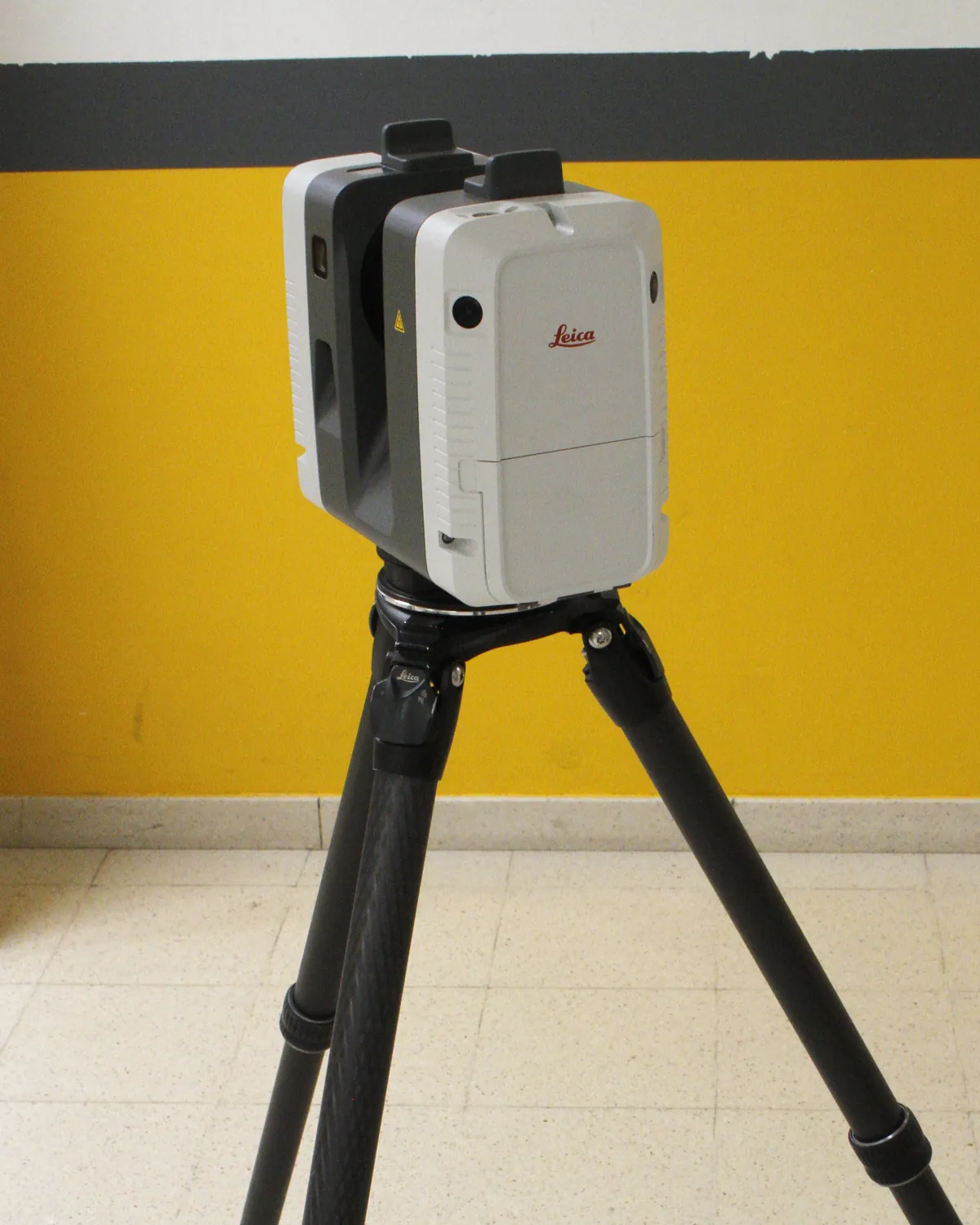 Terrestrischer 3D-Laserscanner auf Stativ