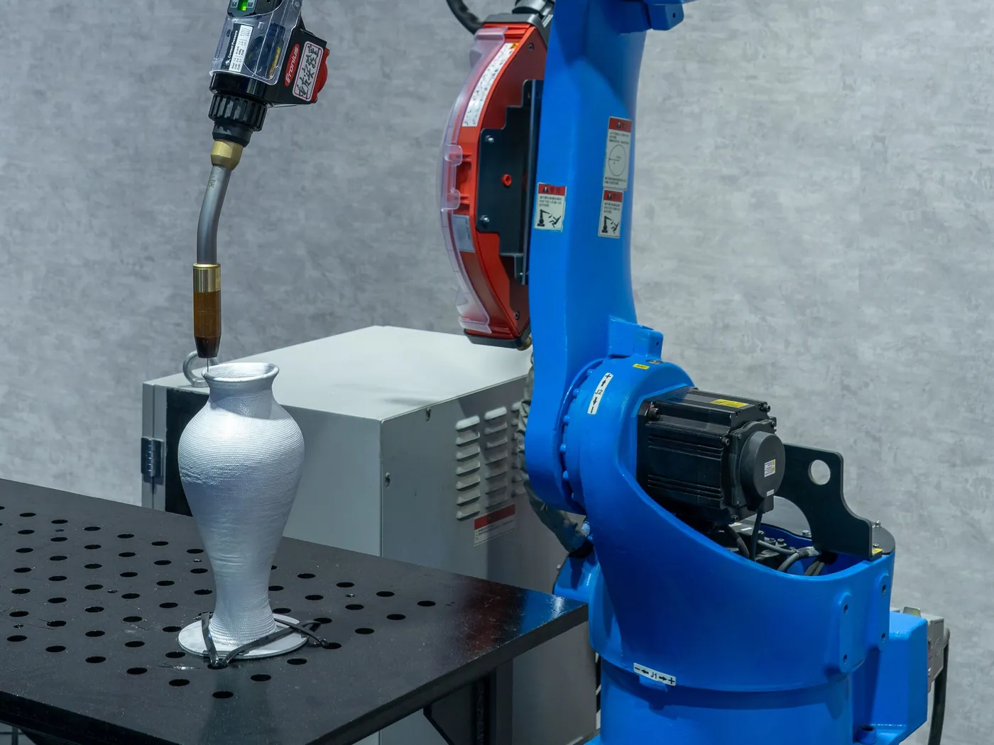Schweißroboter an einem Vorrichtungstisch mit Lochraster